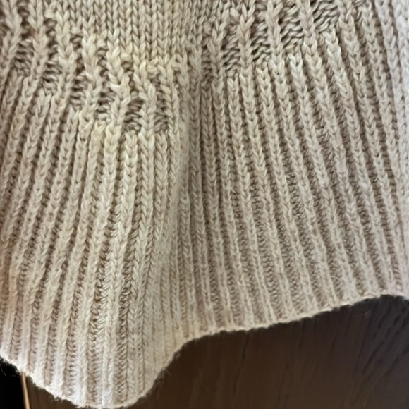 Cliche cream colored long sleeved sweater with ruffle at the bottom. MP - Picture 4 of 7